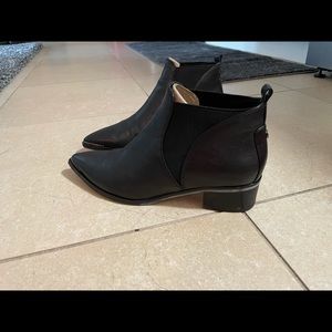 Marc Fisher LTD Yale Black Booties 8